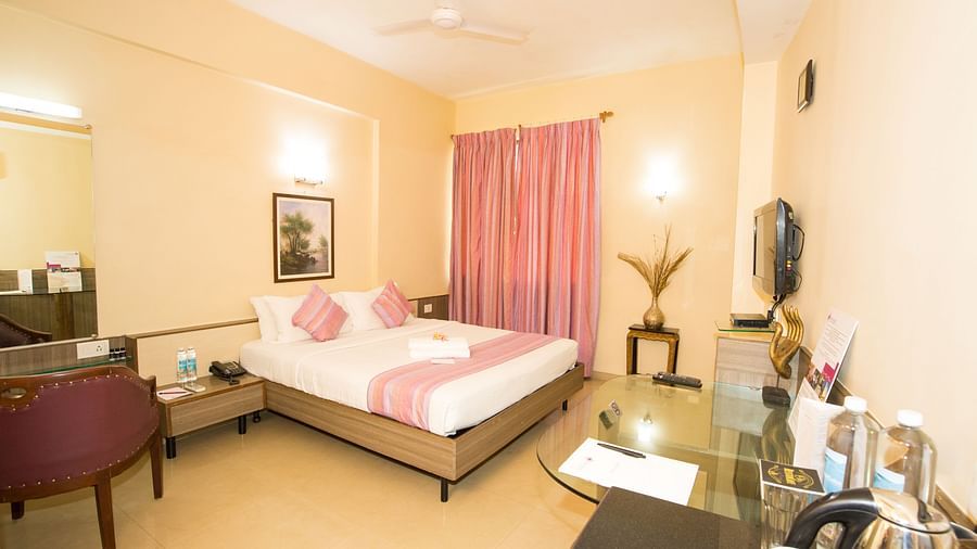 Executive Suite Queen Bed - 9